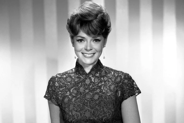 June-Lockhart-who-plays-Maureen-Robinson-on-the-TV-show-LOST-IN-SPACE-121124-763d113db5e14d6782989ec65208accc