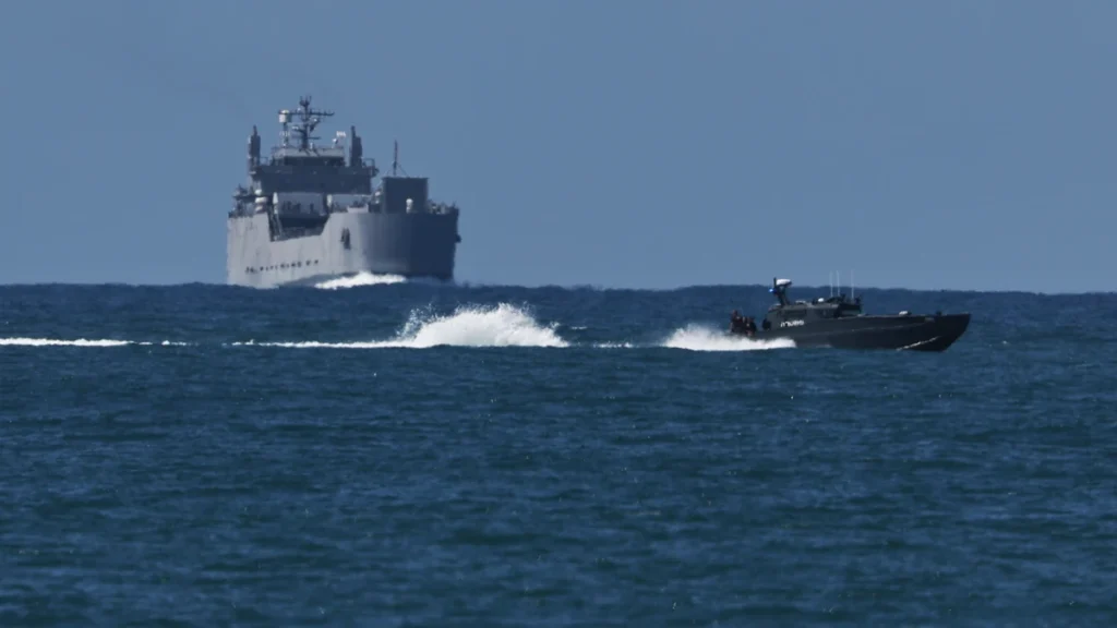 buque-armada-israeli-llego-puerto-ashdod-2-octubre-2025-interceptar-barcos-que-transportaban-ayuda-gaza_96