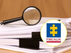 proceso-en-fiscalia-y-logo-con-lupa-696x522