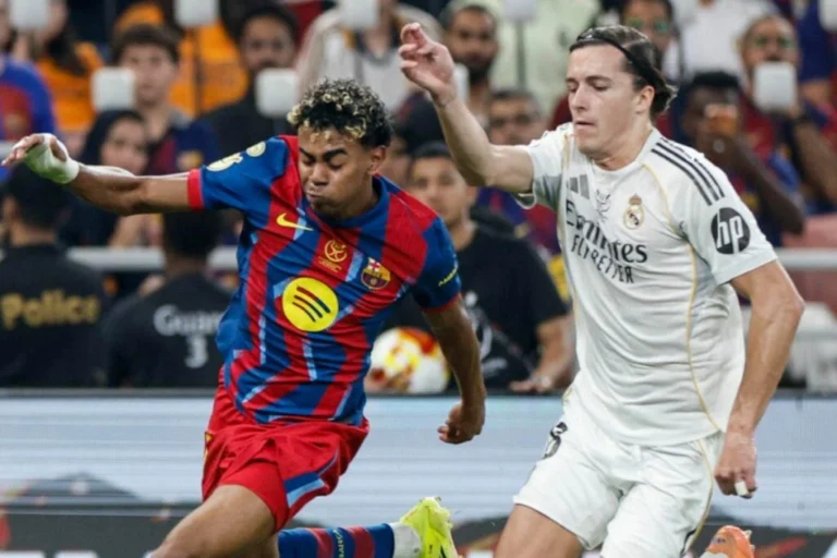 Lamine-Yamal-delantero-del-FC-Barcelona-disputa-el-balon-con-Alvaro-Carreras-defensor-del-Real-Madrid-durante-la-final-de-la-Supercopa-de-Espana-en-Yeda-Arabia-Saudi-1024x683
