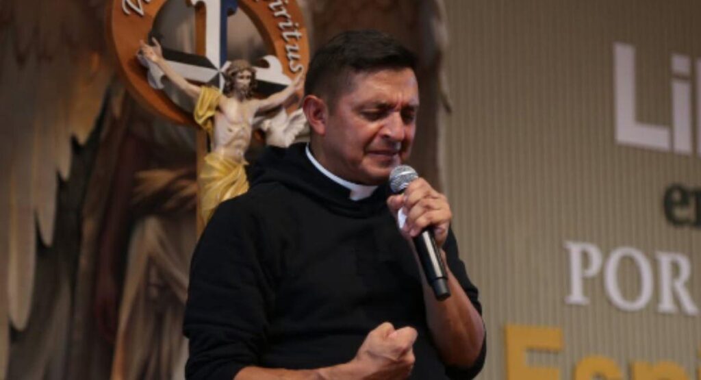 foto-del-padre-chucho-en-silla-de-ruedas-despierta-mensajes-de-incertidumbre-en-redes-1322430