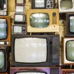 muchos-viejos-televisores-juntos-una-pared-de-antiguos-tubo-163228296