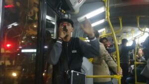 Multas por escuchar música sin audífonos en Transmilenio