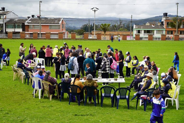 Encuentro intergeneracional entre estudiantes y adultos mayores en Cogua