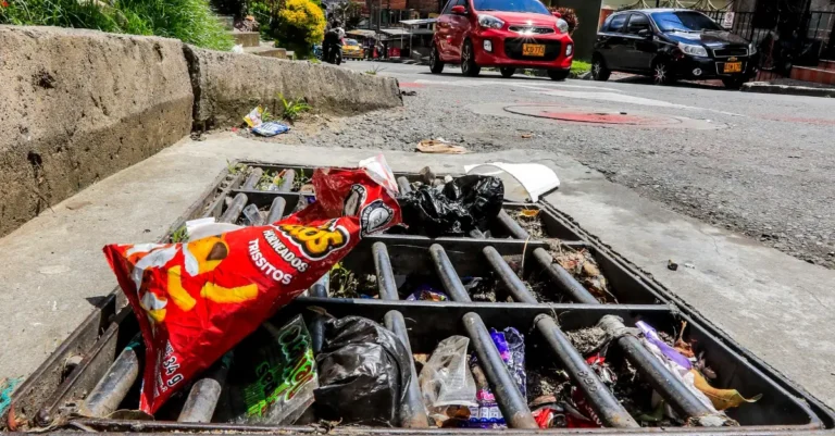 Basura en sumideros pone en riesgo el sistema de alcantarillado en Zipaquirá